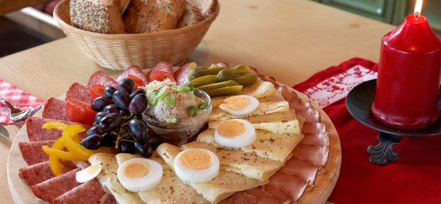 Jausenplatte mit Käse und Wurst