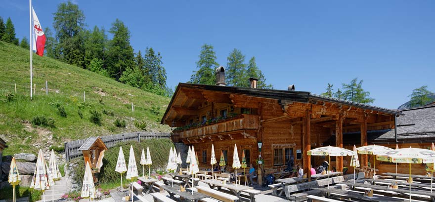 Sonnenterasse vor der Alm